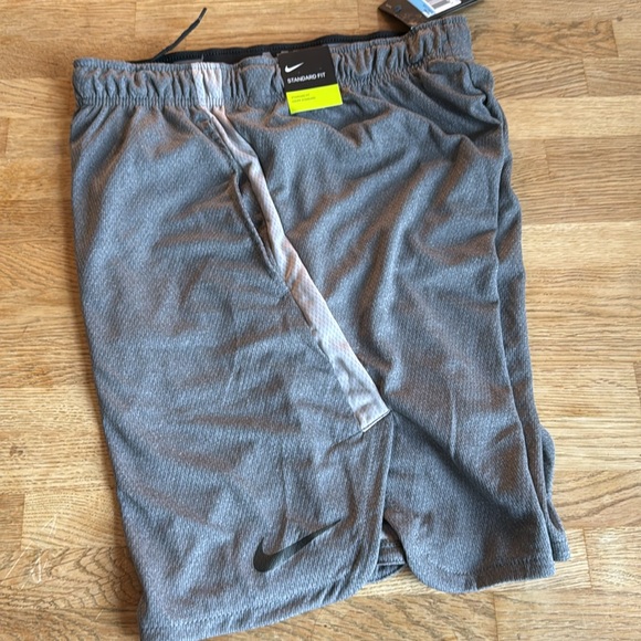 Nike Dri-fit Training Shorts in Gunsmoke Gray size medium - Picture 8 of 9